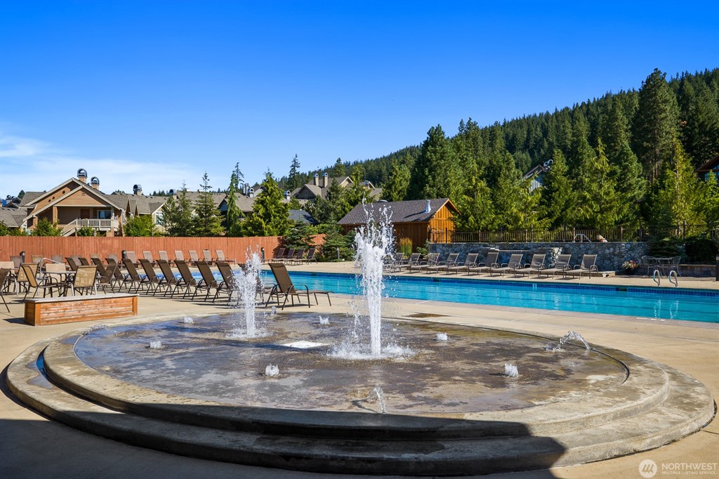 Pool and splash fountain