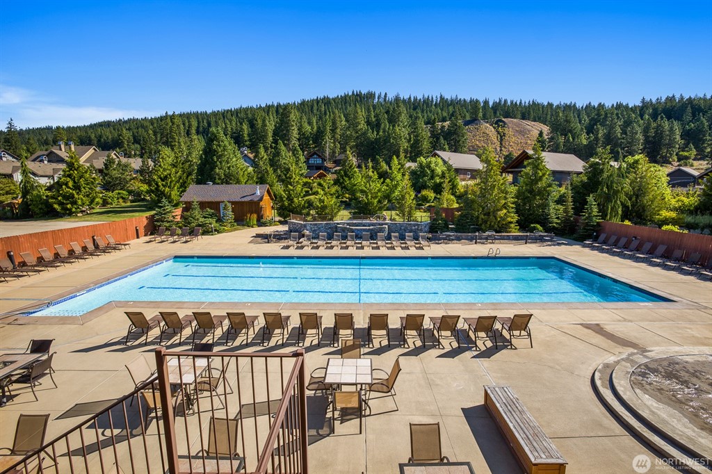Roslyn Ridge outdoor pool